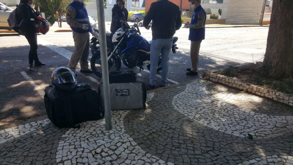 Rapaz cai de moto e fica ferido na Rua Minas Gerais