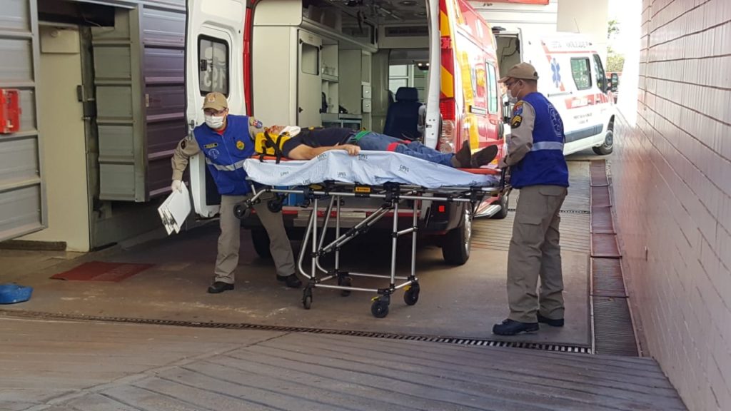 Homem de 50 anos é socorrido ao sofrer queda de quatro metros