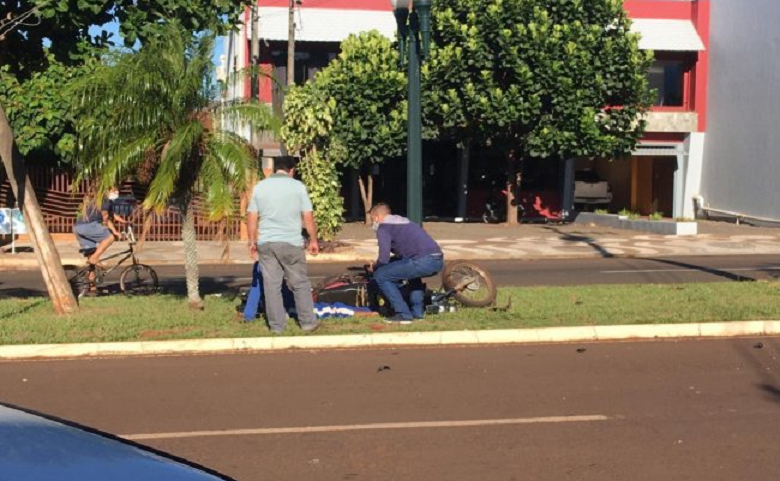 Motociclista fica ferido ao colidir em placa de sinalização no centro de Santa Helena Imagem referente a Motociclista fica ferido ao colidir em placa de sinalização no centro de Santa Helena