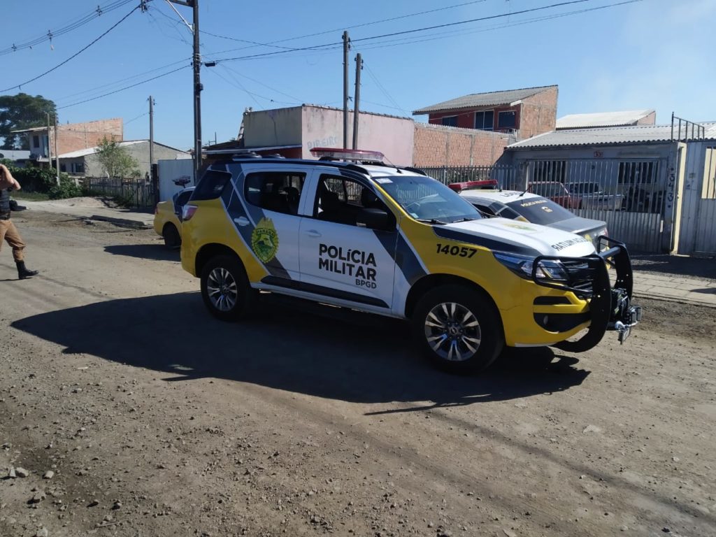 Equipe da PM vai atender caso de briga doméstica e policial acaba baleado de raspão