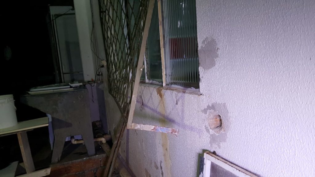 Indivíduos arrombam e invadem restaurante no Centro e GM é mobilizada