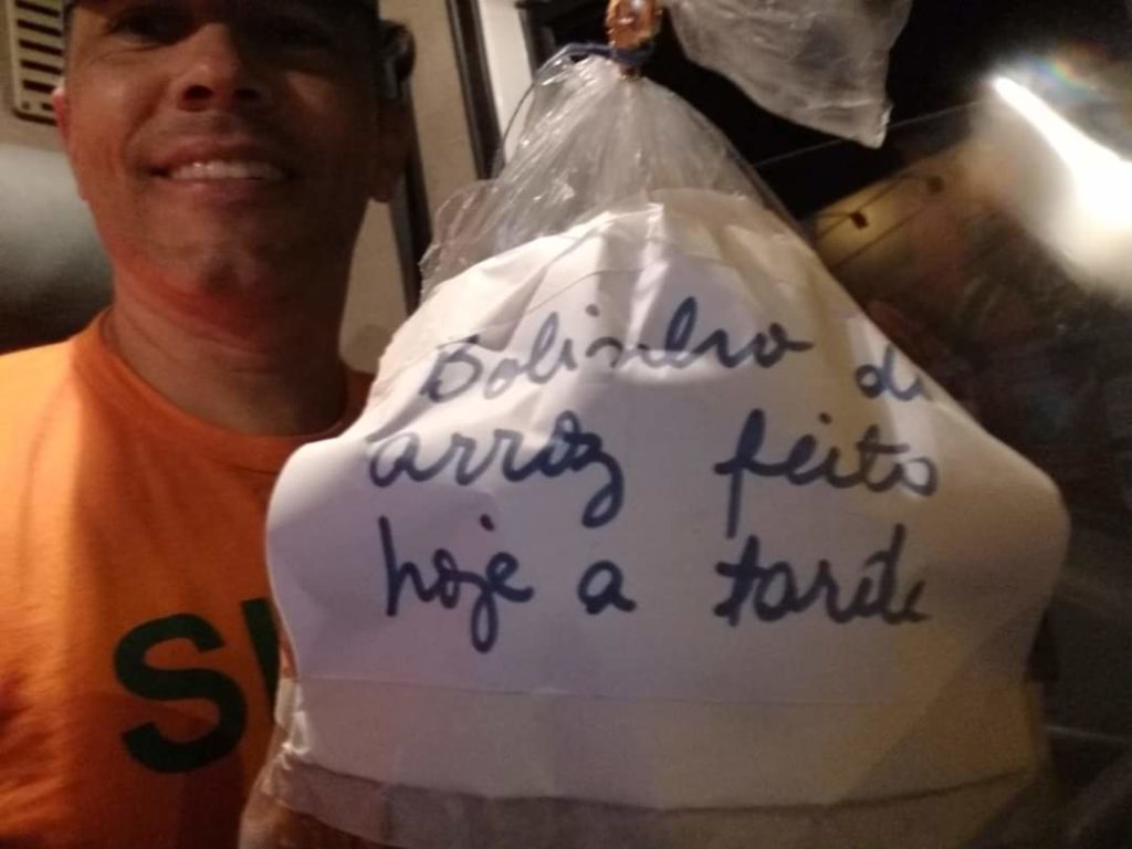 Boa ação: homem que atua na coleta de lixo agradece moradora que preparou bolo para trabalhadores