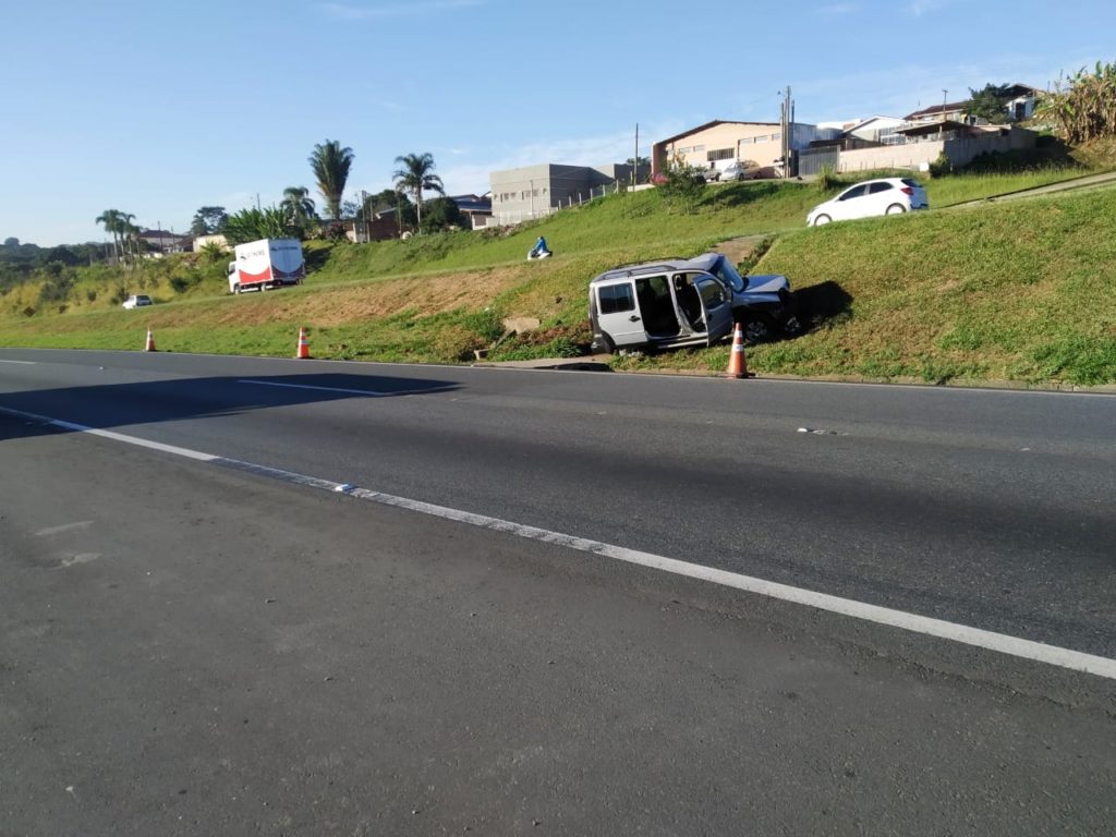 Motorista se perde em curva e fica ferido após carro bater em barranco na BR-277