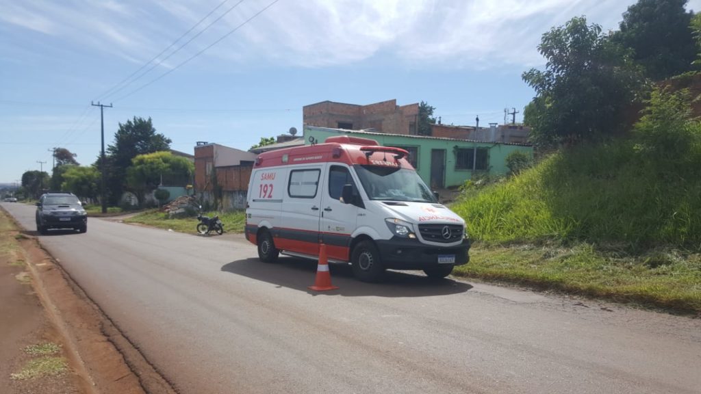 Jovem é deixada para trás por mototaxista que causou acidente na Av. Piquiri