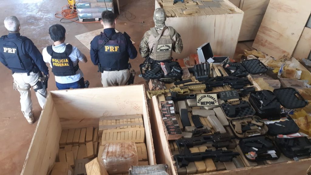 Dois suspeitos são presos após apreensão de armas e toneladas de maconha em Palotina