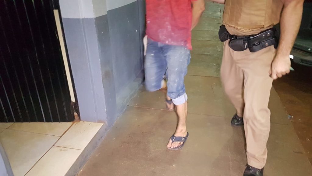 Após colisão contra carro parado, homem recusa bafômetro e acaba detido pela PM no Cascavel Velho