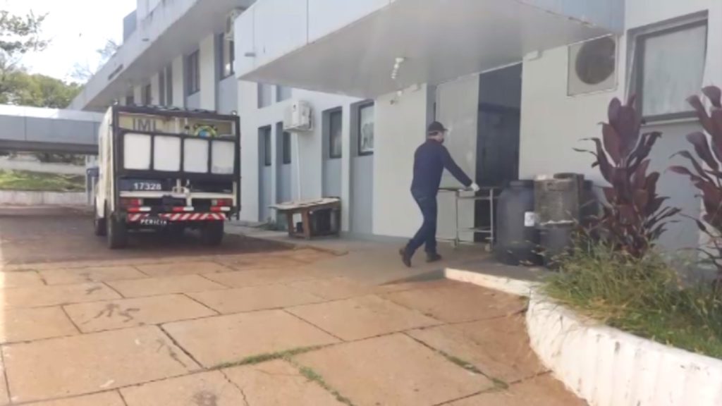 Corpo de idoso que faleceu no HUOP é levado ao IML