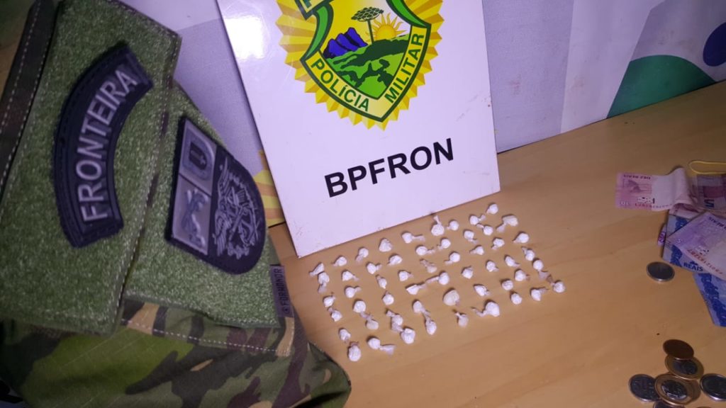 BPFron detém jovem e apreende 54 buchas de cocaína e dinheiro no Brasmadeira