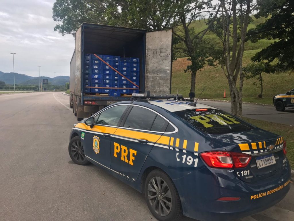 Carga com mais de 13 mil litros de cerveja é apreendida pela PRF no Rio de Janeiro