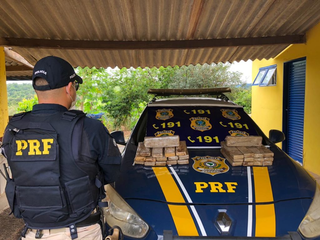 PRF flagra passageira de ônibus com 20 quilos de maconha na BR-070, no Mato Grosso