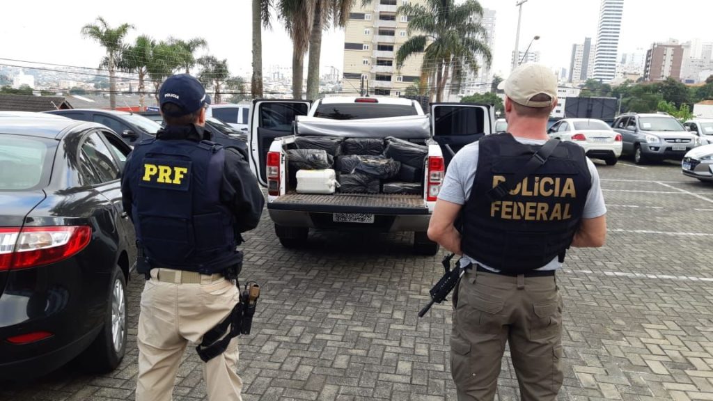 PRF e PF prendem três homens e uma mulher com meia tonelada de maconha em Ponta Grossa