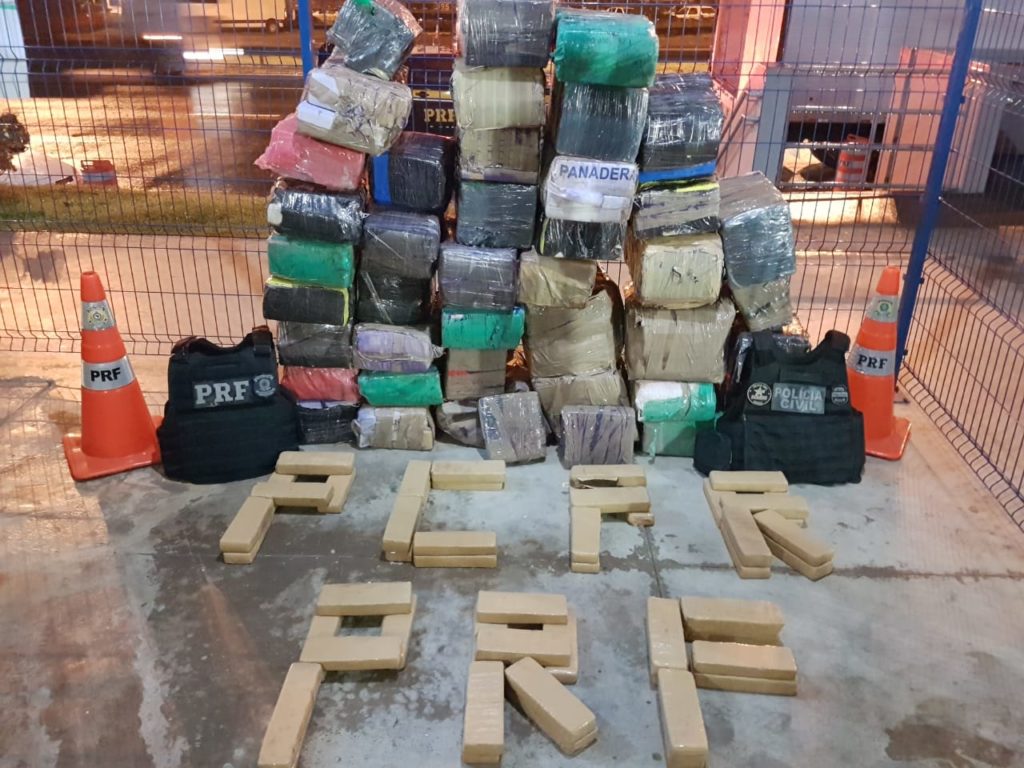 Carga de 866 kg de maconha que saiu de Toledo é apreendida por forças de segurança do Paraná em Barra do Turvo (SP)