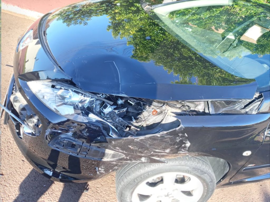 Dona de carro que foi danificado tenta localizar condutor que causou colisão no Bairro Floresta
