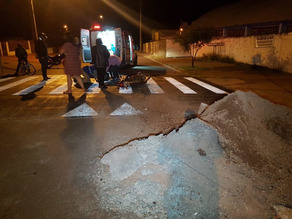Motociclista sofre queda após colidir em monte de pedras não sinalizado em obra da Prefeitura no Brasmadeira