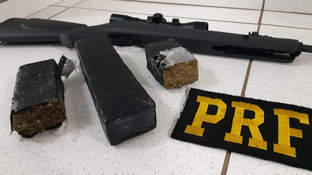 PRF apreende maconha e espingarda de pressão que eram transportados em veículo Gol em Nova Laranjeiras