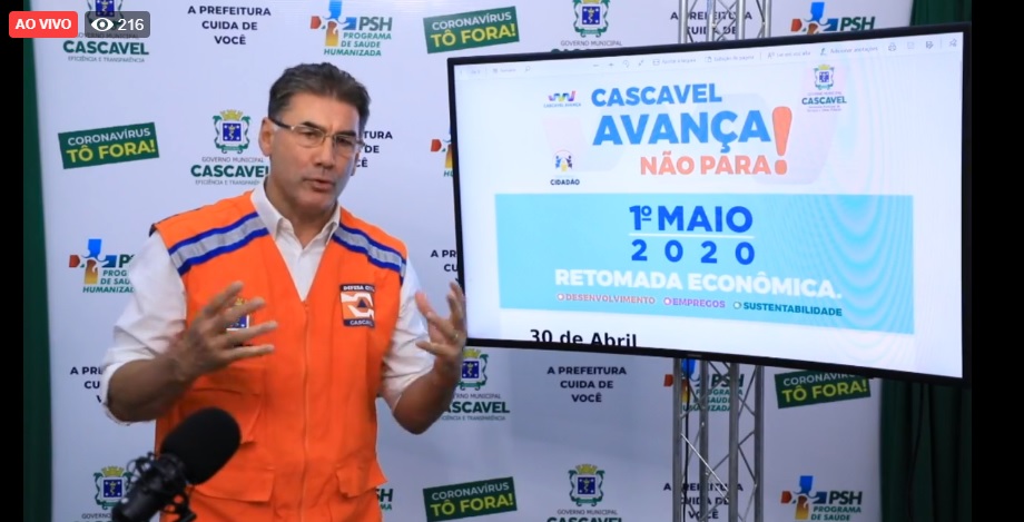 Em transmissão, prefeito fala sobre obras na cidade e promete divulgar novo decreto ainda neste domingo