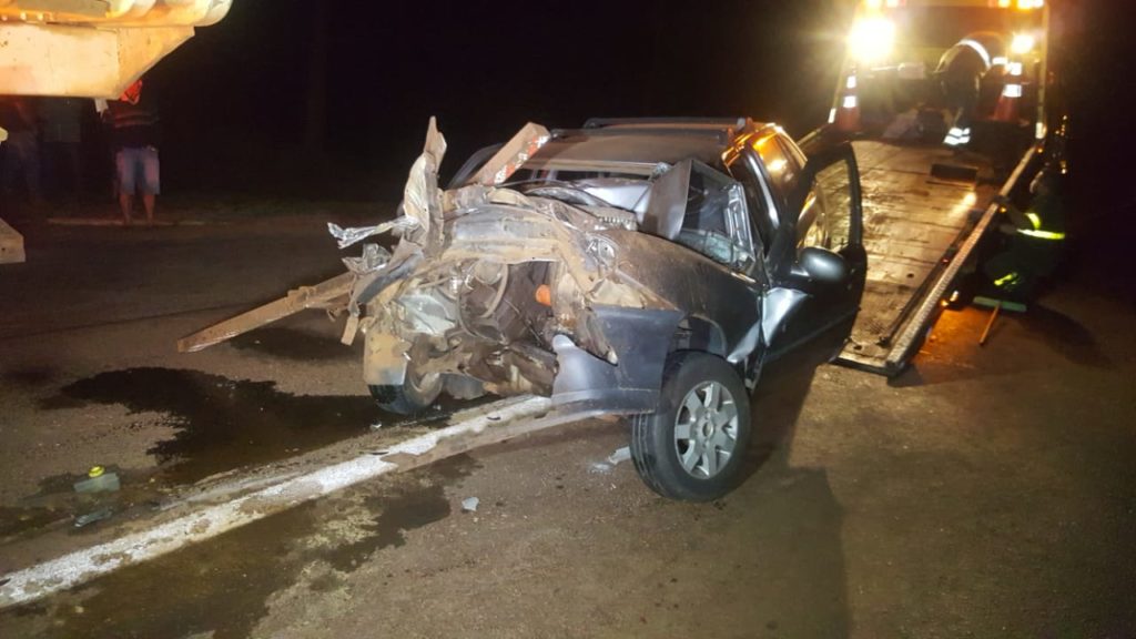 Gol bate contra caminhão na BR-277, perto da Ferroeste