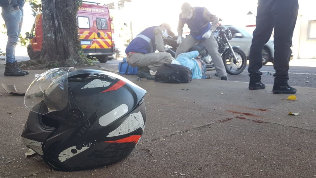 Motociclista sofre queda e atinge carro na Rua Minas Gerais