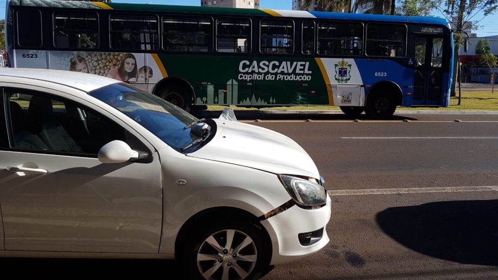 Carro e ônibus se envolvem em forte batida na Av. Brasil, no Centro