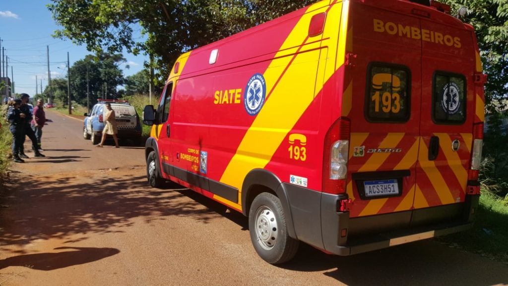 Mulher fica ferida em queda de moto no Bairro Tarumã