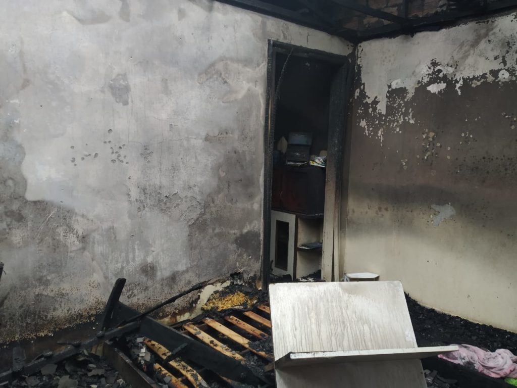 Marido é preso suspeito de trancar esposa e filho em casa que pegou fogo