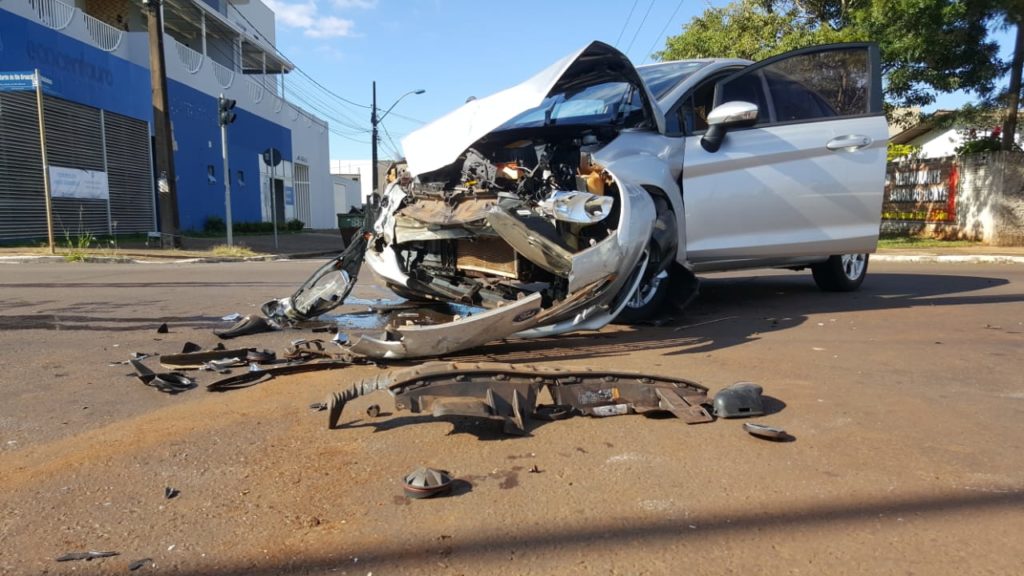 Carros sofrem vários danos em forte colisão na Av. Barão do Rio Branco