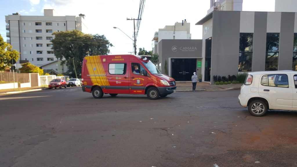 Duas pessoas ficam feridas em batida entre carros na região Central