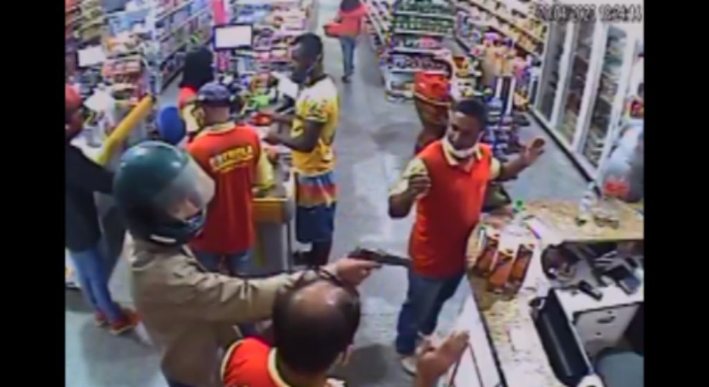 Dupla armada rende clientes e funcionários durante assalto em mercado no Santa Cruz