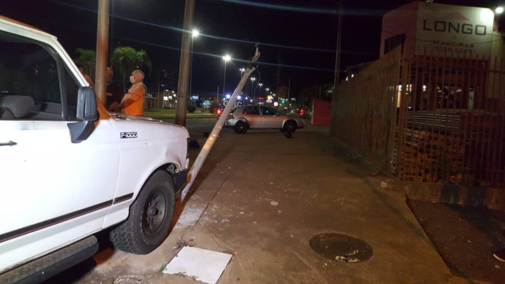 Batida de trânsito é registrada na Av. Tancredo Neves