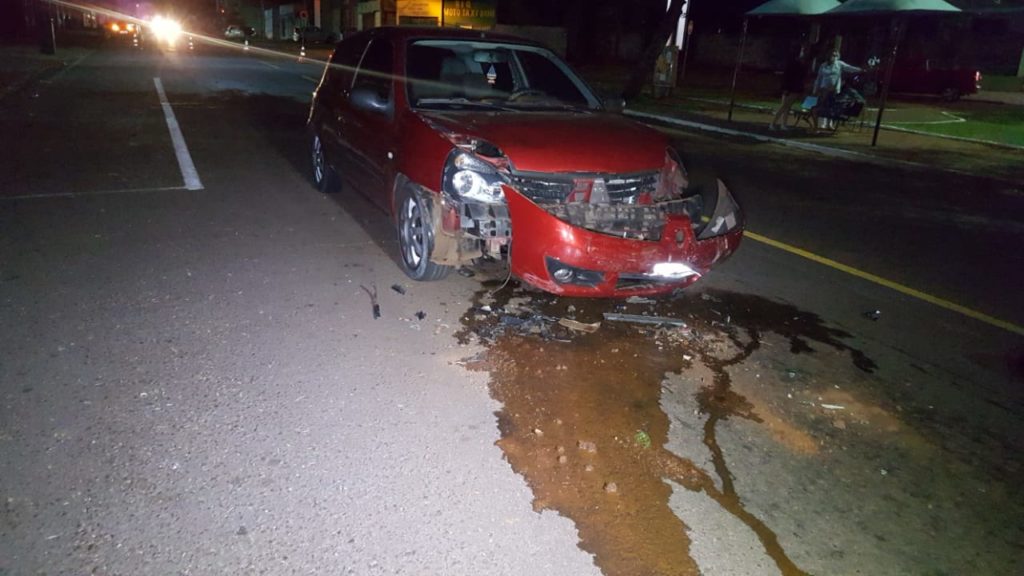 Acidente entre carros é registrado na Rua Jacarezinho