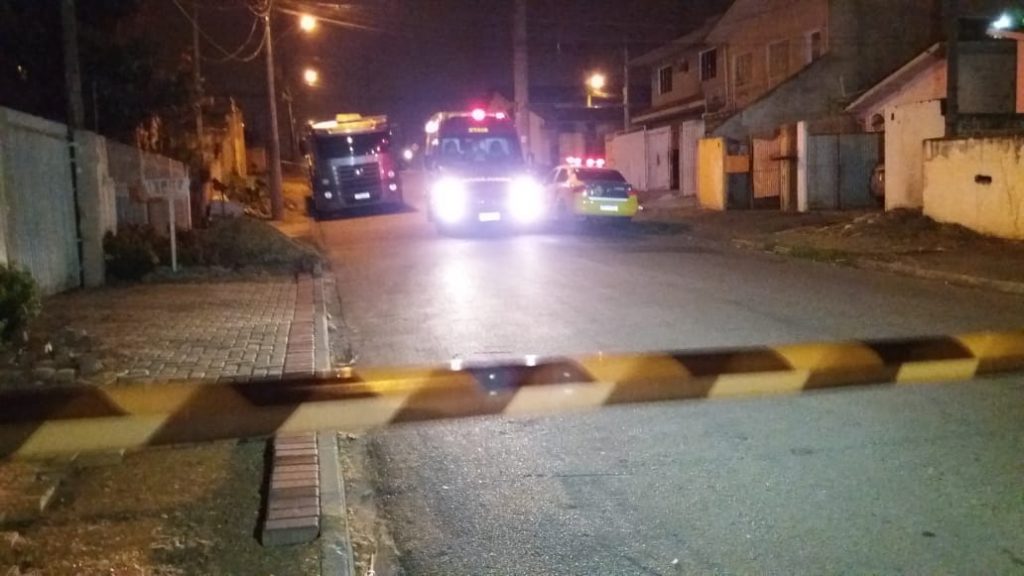 Colombo: Vizinhos ouvem tiro e polícia encontra jovem morto; sumiço da esposa é mistério