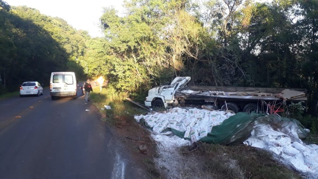 Caminhão tomba na PR-484 em Boa Vista da Aparecida