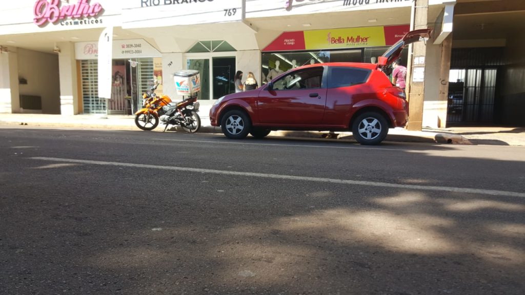 Carro e moto se envolvem em colisão no Centro