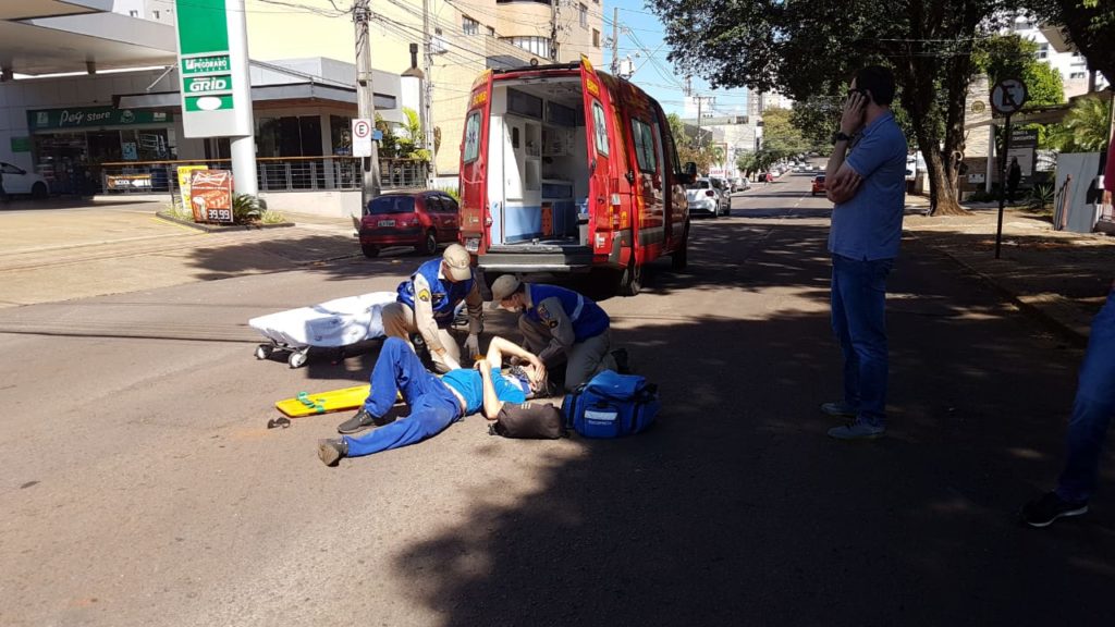 Carro e bicicleta batem no Centro e homem de 42 anos se fere