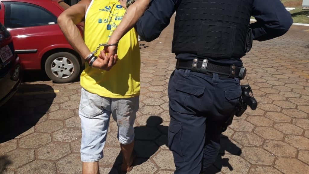 Homem se esconde no guarda-roupa, informa nome falso, mas é preso pela GM com mandado de prisão