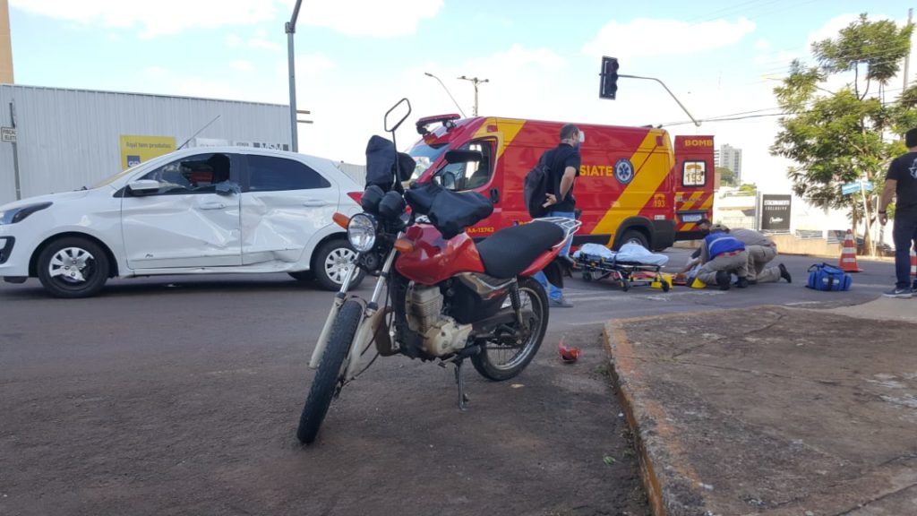 Jovem fica ferido após colisão entre carro e moto na Rua Manoel Ribas