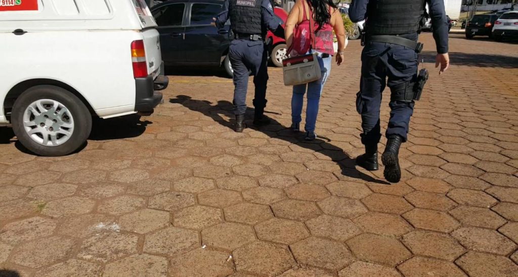 Mulher acusada de praticar furtos em lojas no Centro é detida