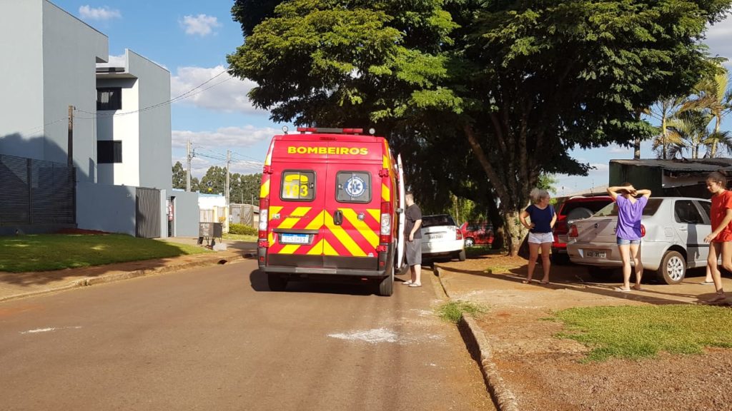 Duas pessoas ficam feridas em acidente entre carro e bicicleta no Bairro Pacaembu
