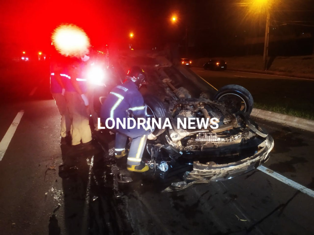 Veículo Hyundai i30 capota na PR-445 em Londrina