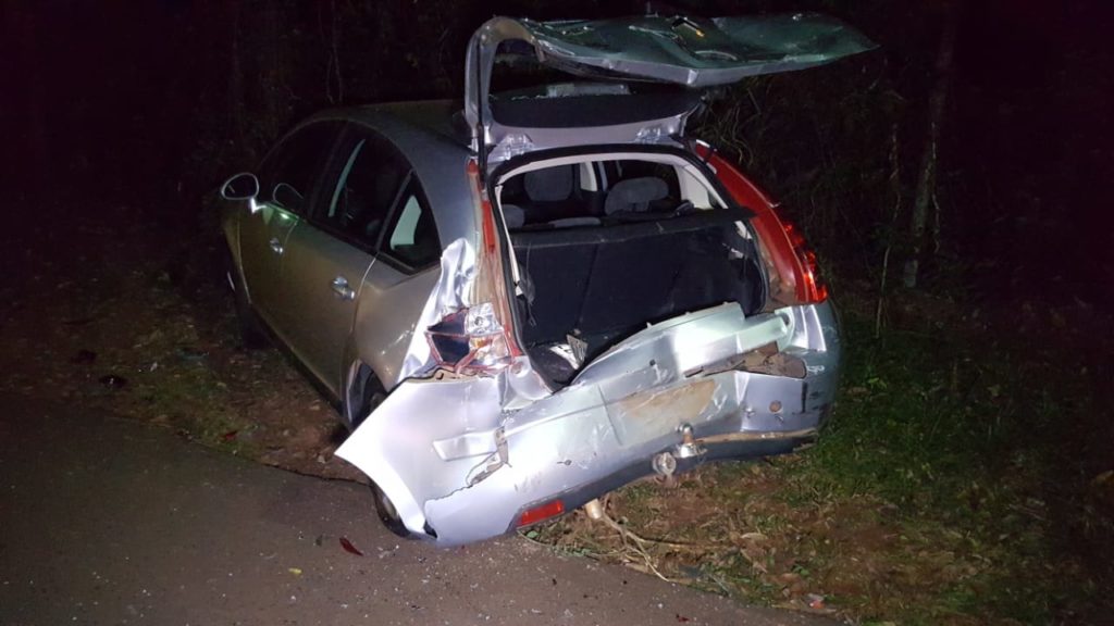 Citroen C4 é atingido na traseira por Land Rover na Rua Jacarezinho
