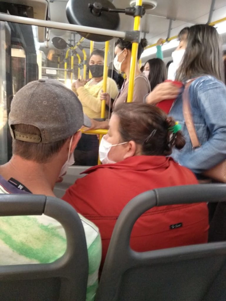 Passageira relata insegurança ao usar transporte coletivo com grande número de pessoas