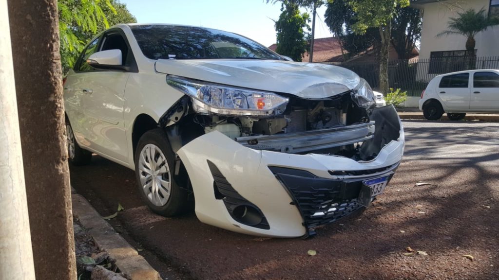 Carros se envolvem em acidente na Rua Minas Gerais