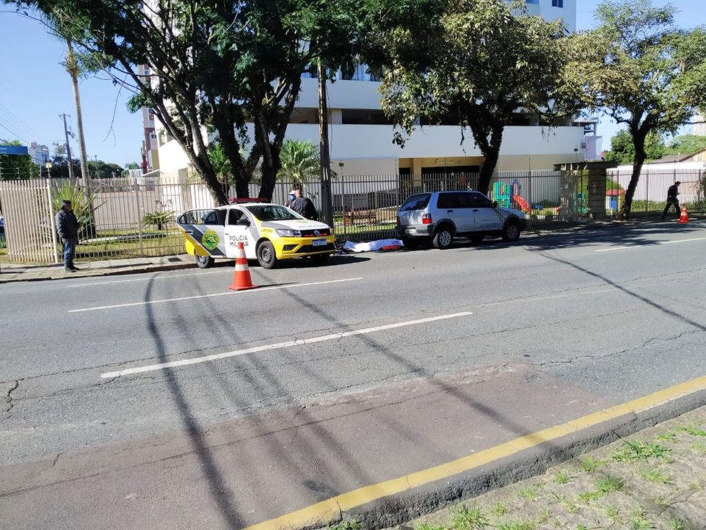 Motoboy de 21 anos morre em acidente com carro e poste em Curitiba