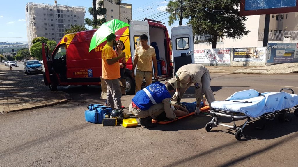 Mulher fica ferida em colisão entre motos na Rua PIO XII