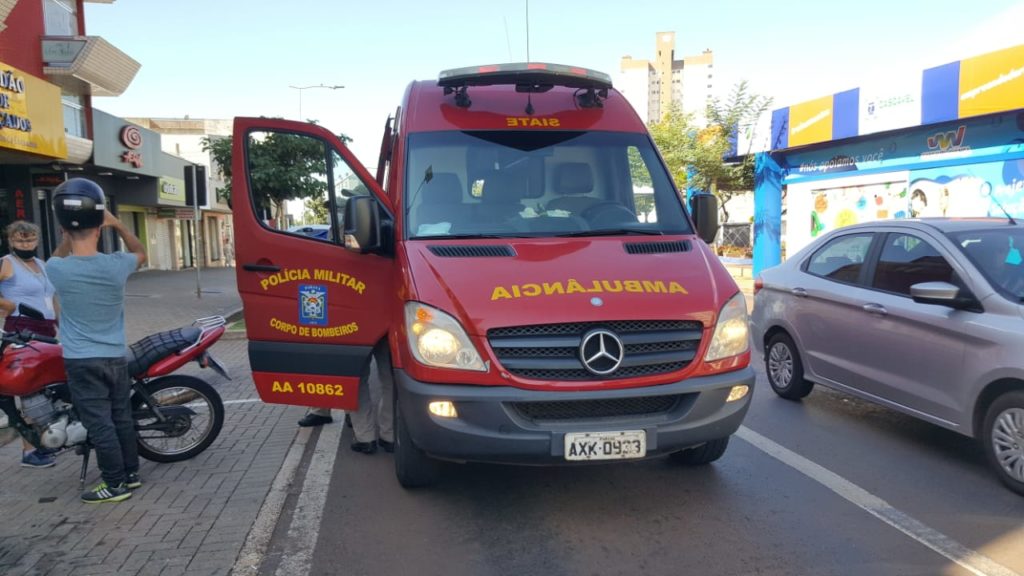 Motociclista fica ferido em acidente na Avenida Brasil
