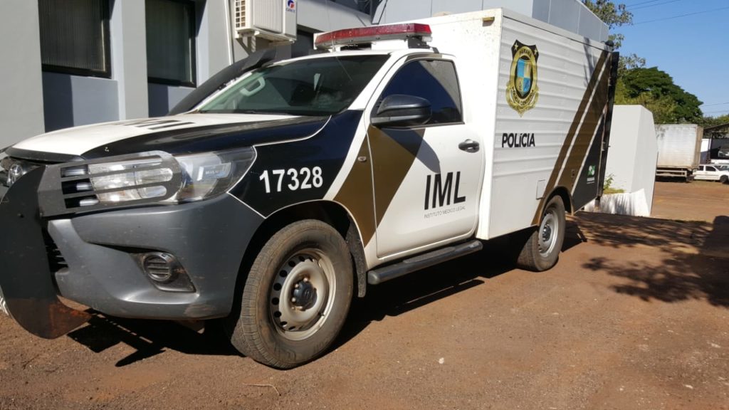 Corpo de homem que morreu atingido por árvore é levado ao IML
