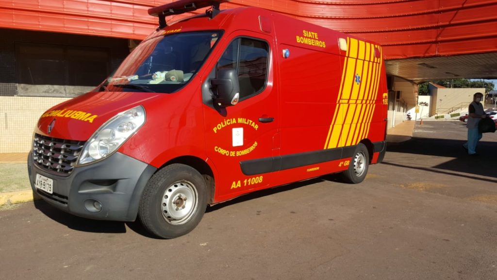 Jovem cai de bicicleta na Rua Martin Fardoski e é socorrido pelo Siate