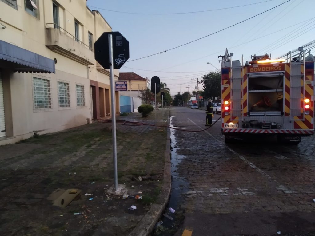 Apartamento é destruído em incêndio no Bairro Prado Velho, em Curitiba