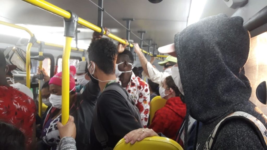 Transporte Coletivo: Internauta reclama de aglomeração e pede por mais ônibus para atender trabalhadores de frigorífico