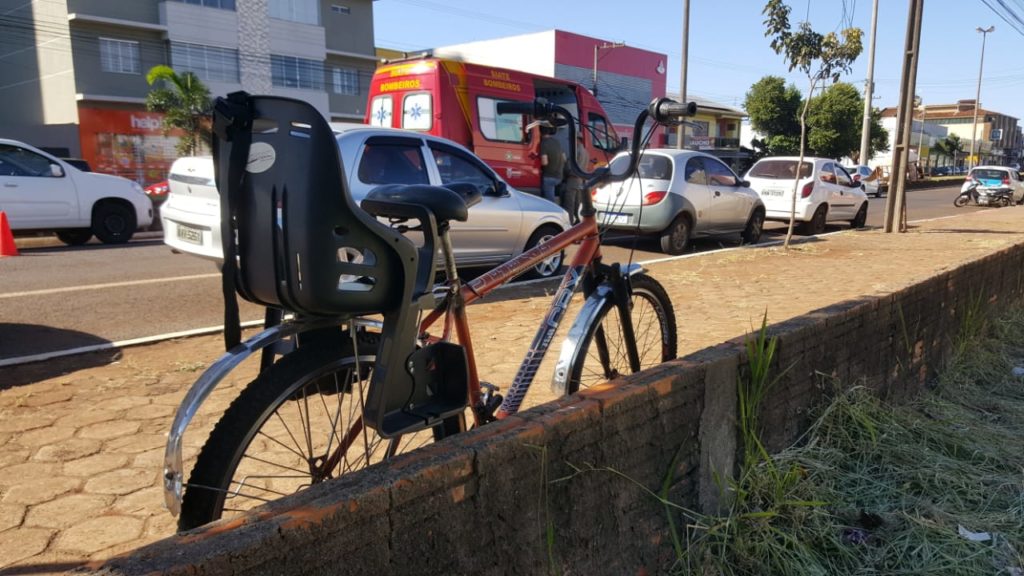 Homem abre porta de veículo e atinge ciclista, na Avenida Carlos Gomes